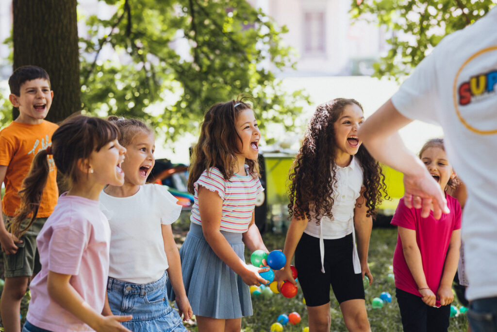 Niñas gritando en una actividad de animación infantil para eventos al aire libre